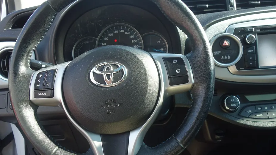 TOYOTA Yaris -