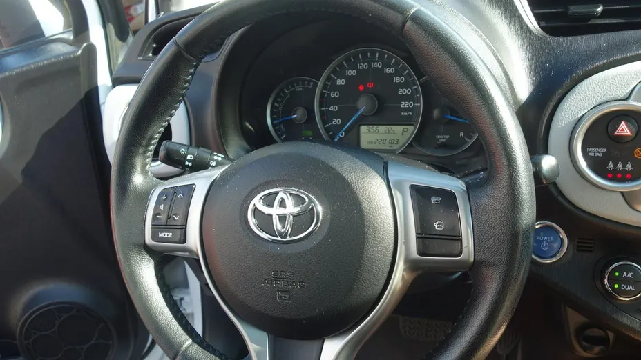 TOYOTA Yaris -