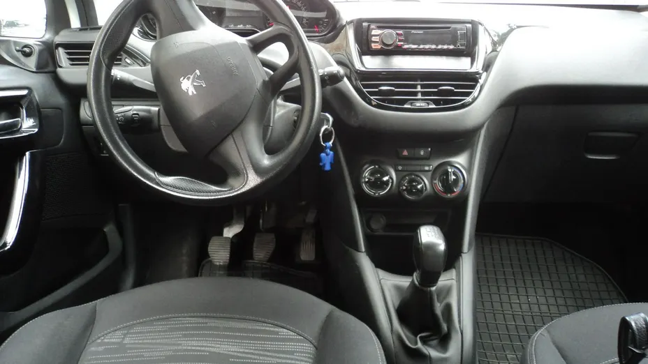 PEUGEOT 208 -