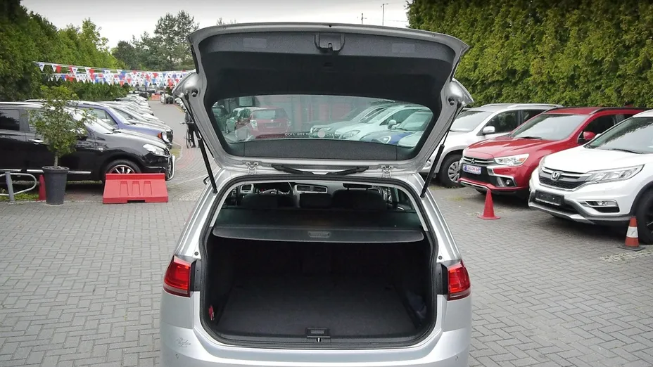 VOLKSWAGEN Golf -
