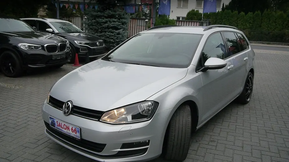 VOLKSWAGEN Golf -