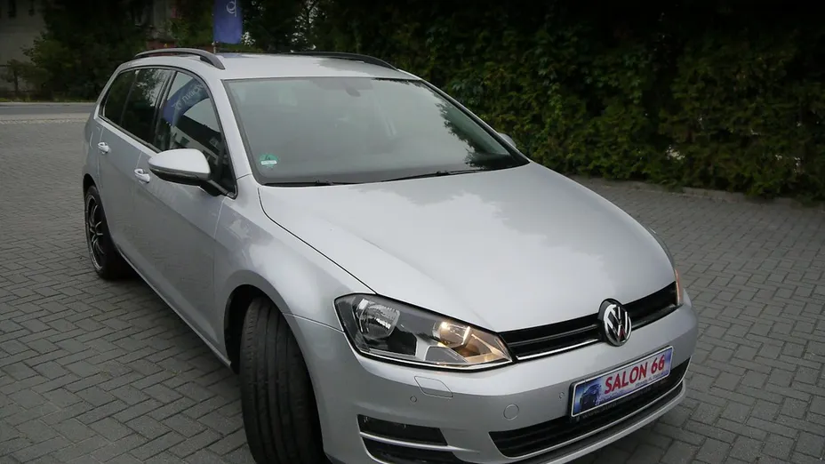 VOLKSWAGEN Golf -