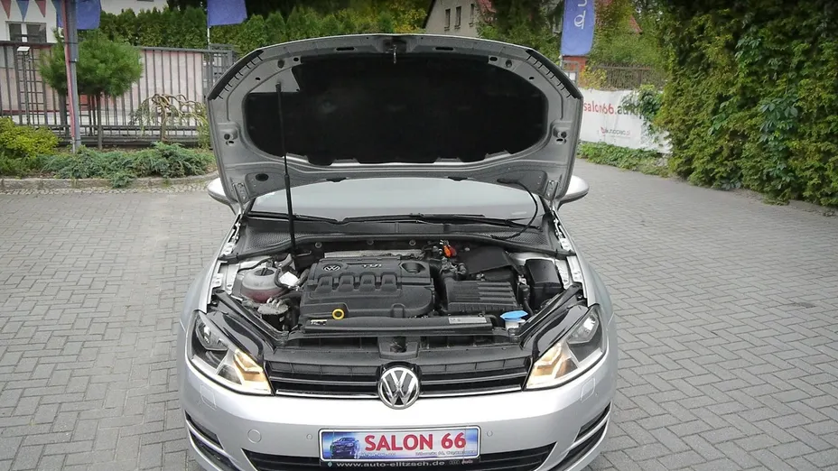 VOLKSWAGEN Golf -