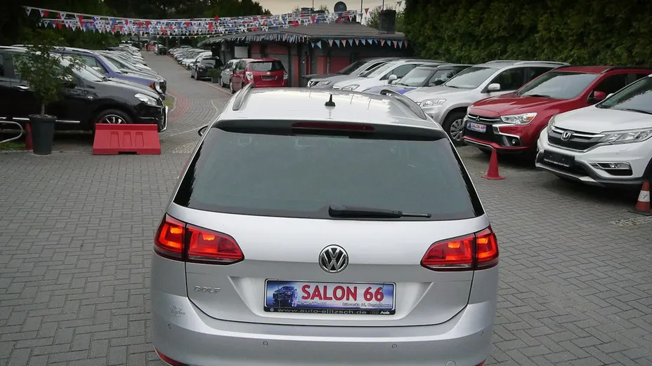 VOLKSWAGEN Golf -