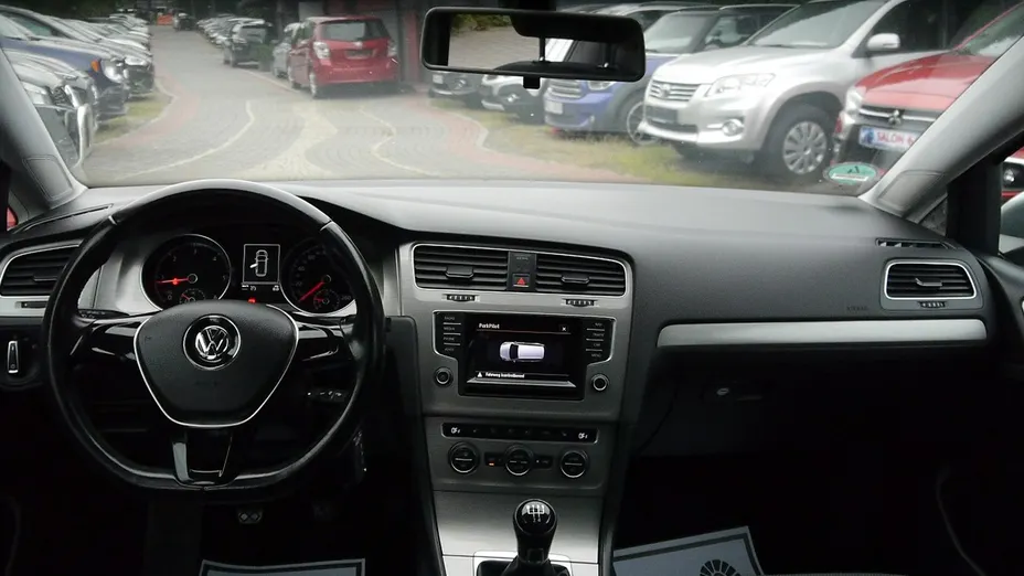 VOLKSWAGEN Golf -