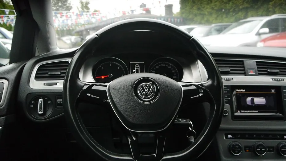 VOLKSWAGEN Golf -
