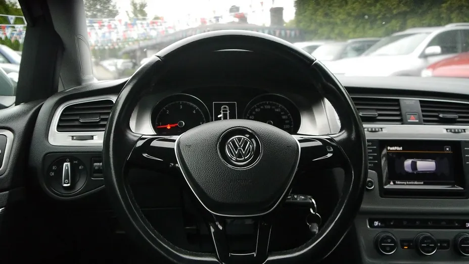 VOLKSWAGEN Golf -
