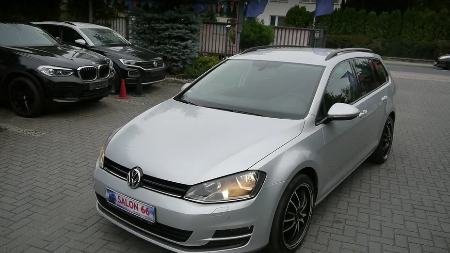 VOLKSWAGEN Golf -