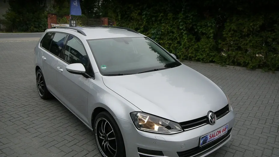VOLKSWAGEN Golf -