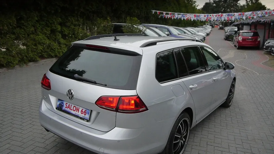 VOLKSWAGEN Golf -