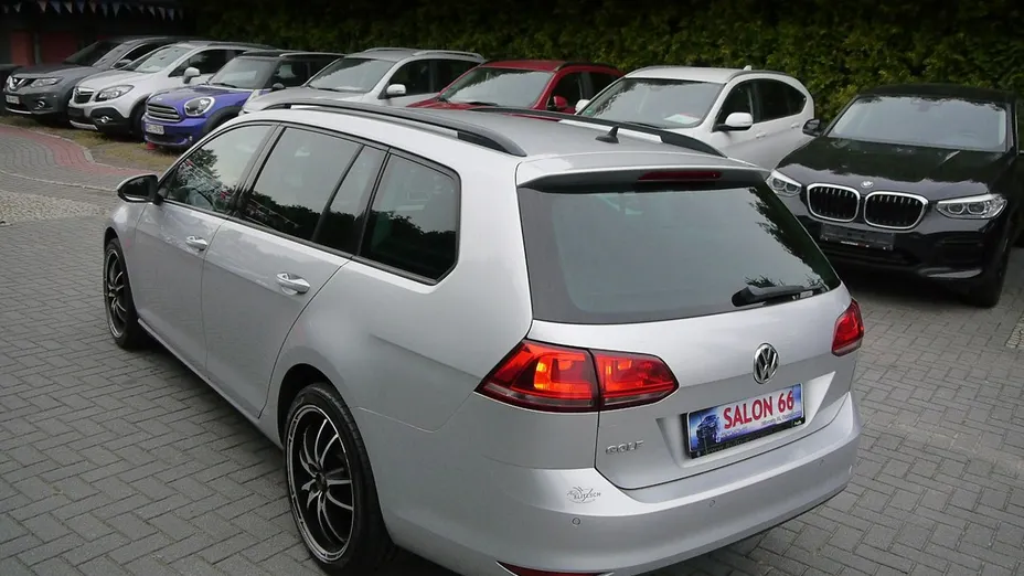 VOLKSWAGEN Golf -