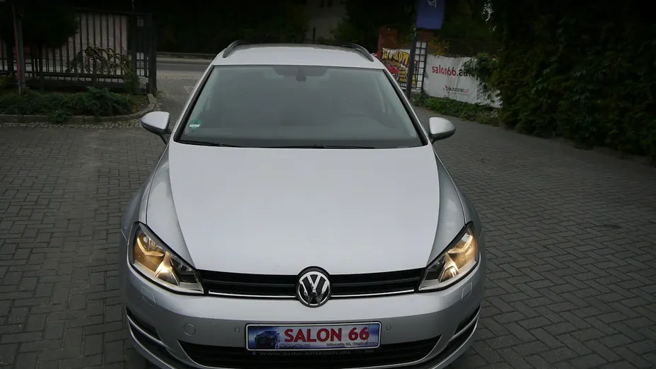 VOLKSWAGEN Golf -