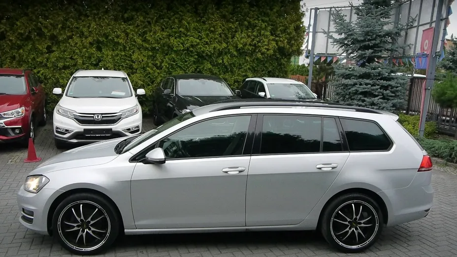 VOLKSWAGEN Golf -