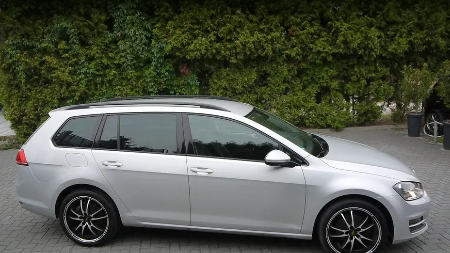 VOLKSWAGEN Golf -