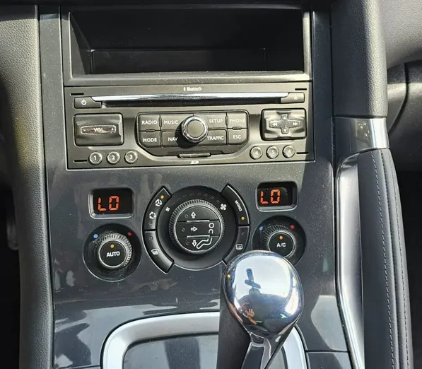 PEUGEOT 3008 -