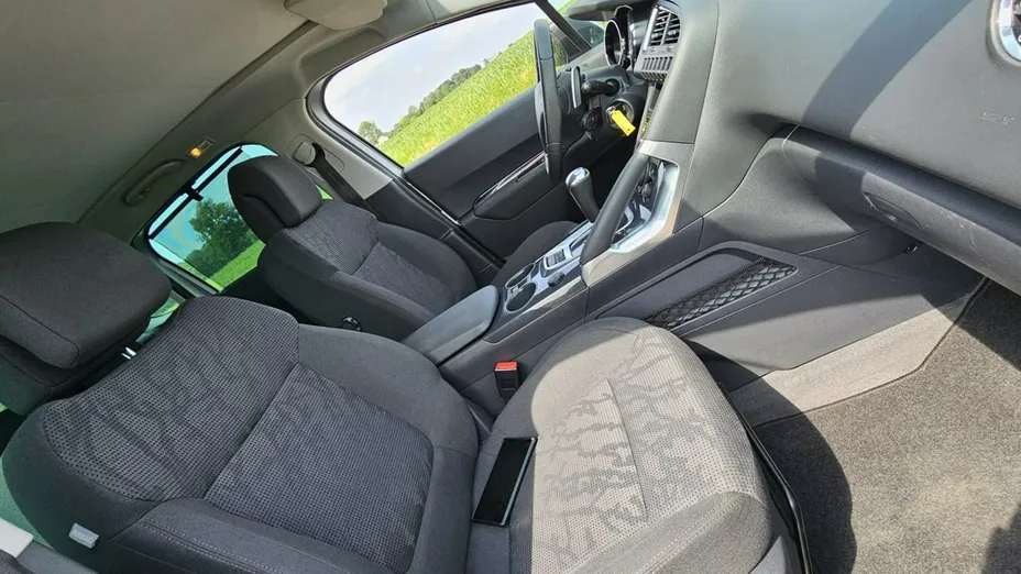 PEUGEOT 3008 -