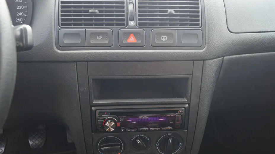 VOLKSWAGEN Golf -