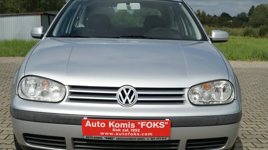 VOLKSWAGEN Golf -