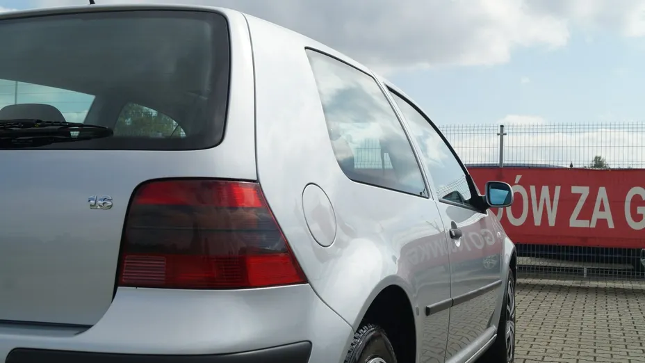 VOLKSWAGEN Golf -