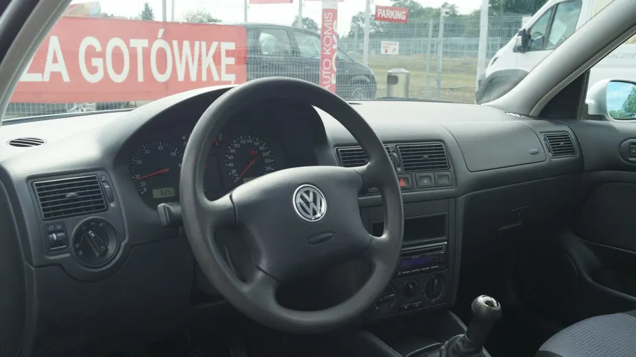 VOLKSWAGEN Golf -