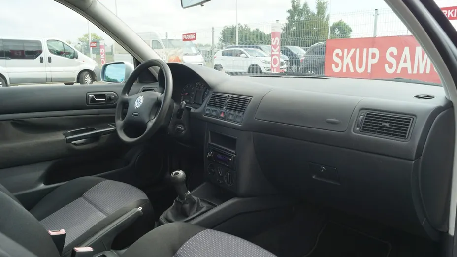 VOLKSWAGEN Golf -