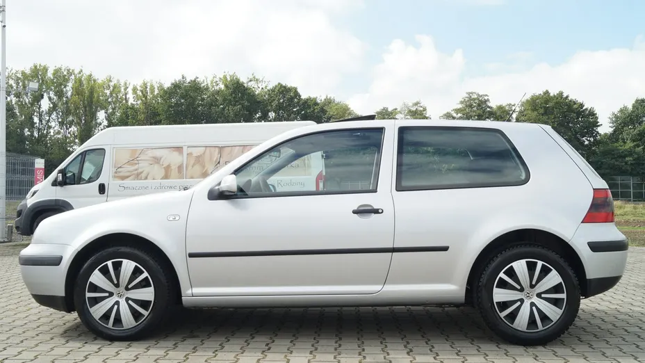 VOLKSWAGEN Golf -
