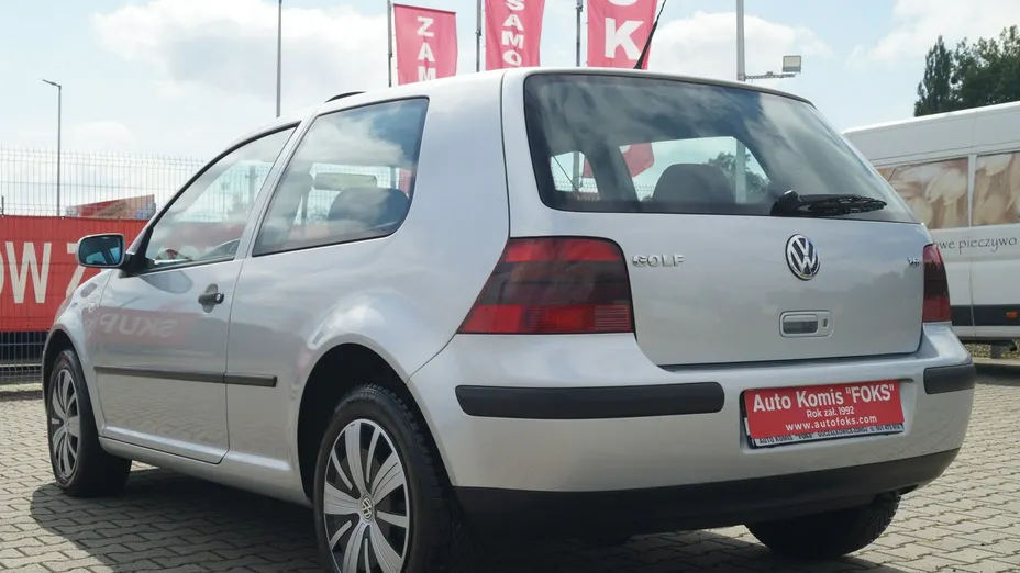 VOLKSWAGEN Golf -