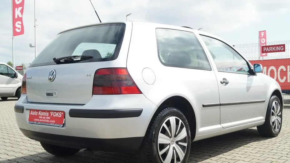 VOLKSWAGEN Golf -