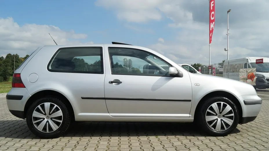 VOLKSWAGEN Golf -