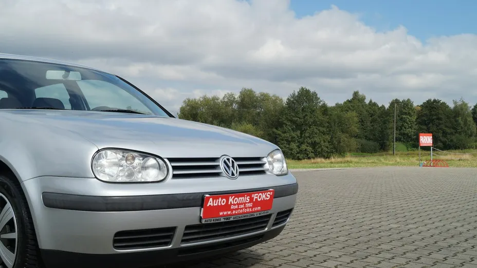 VOLKSWAGEN Golf -