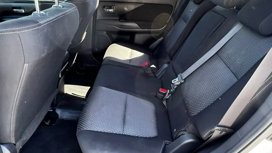 MITSUBISHI Outlander -