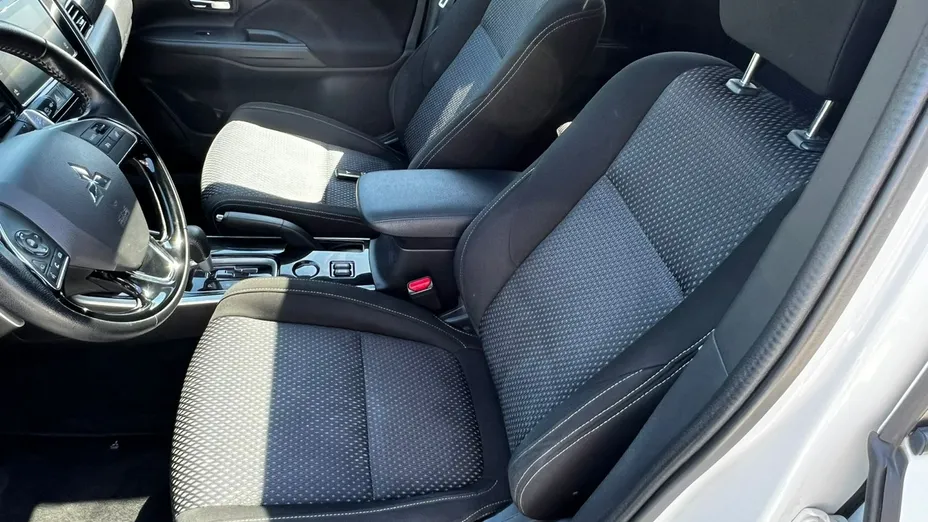 MITSUBISHI Outlander -