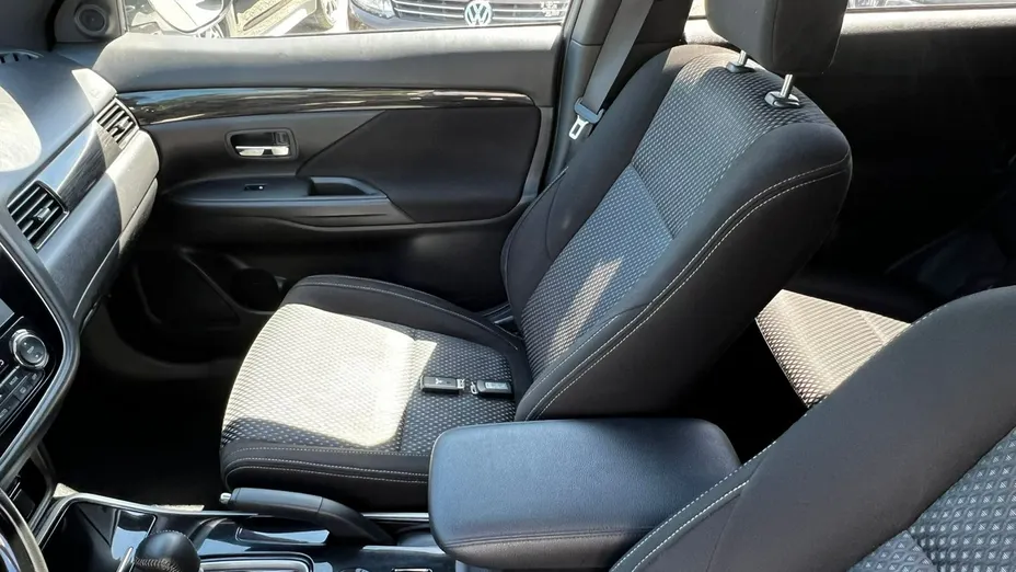 MITSUBISHI Outlander -