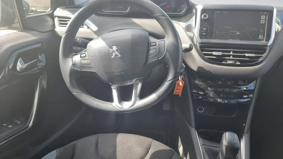 PEUGEOT 208 -