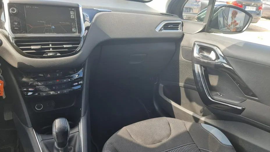 PEUGEOT 208 -