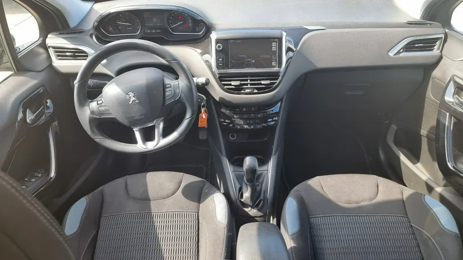 PEUGEOT 208 -