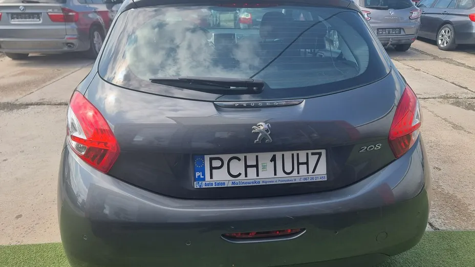 PEUGEOT 208 -