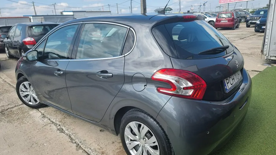PEUGEOT 208 -