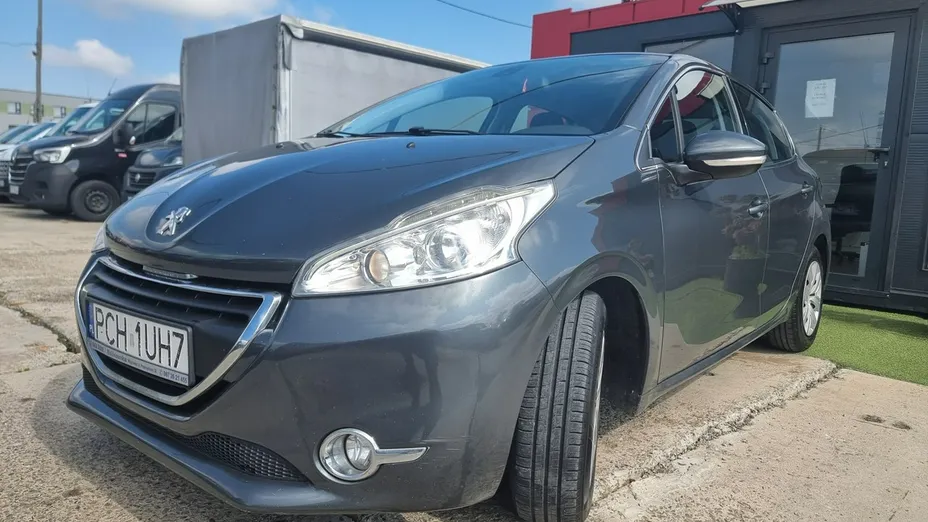 PEUGEOT 208 -