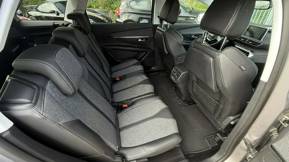 PEUGEOT 5008 -