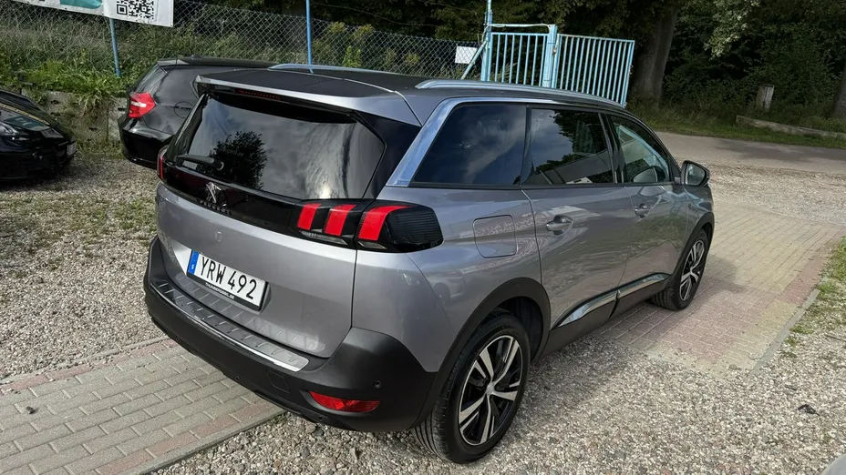 PEUGEOT 5008 -