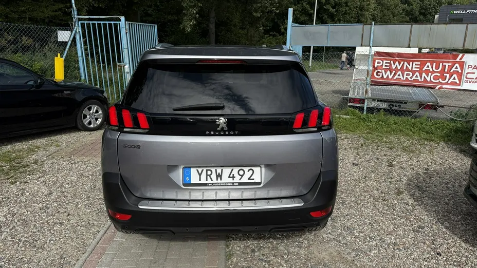 PEUGEOT 5008 -