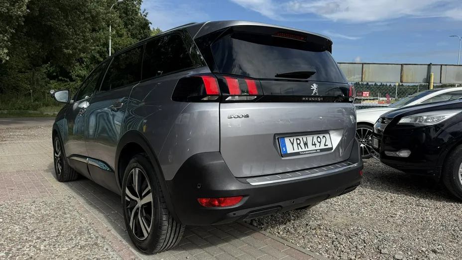 PEUGEOT 5008 -