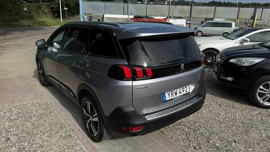 PEUGEOT 5008 -