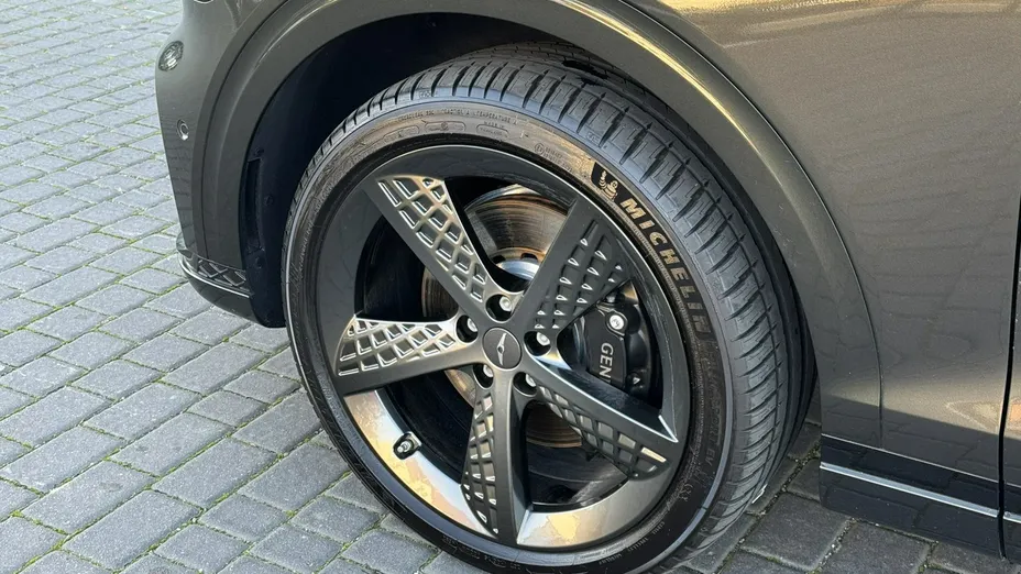 Genesis GV70 -