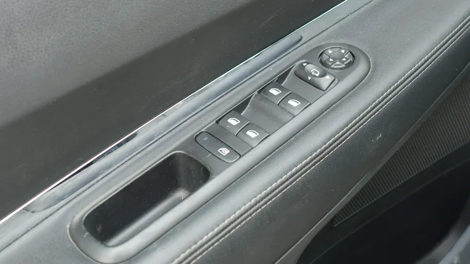 PEUGEOT 3008 -