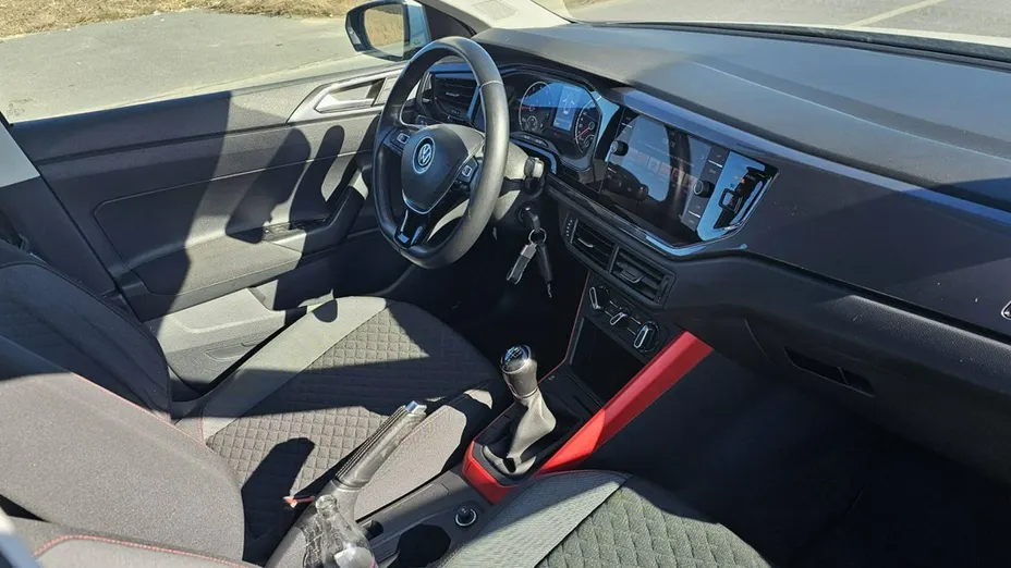 VOLKSWAGEN Polo -