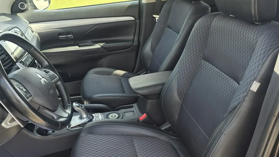 MITSUBISHI Outlander -