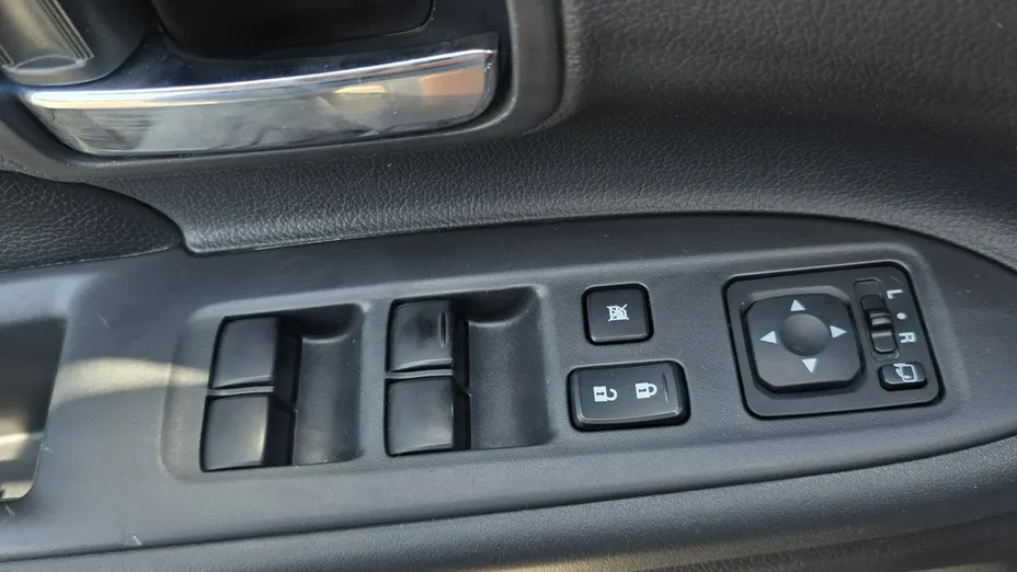 MITSUBISHI Outlander -
