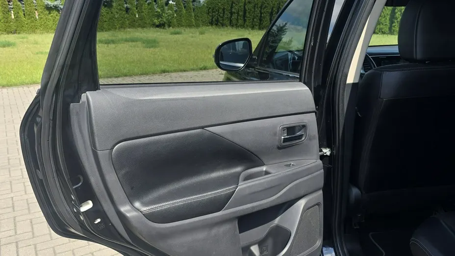 MITSUBISHI Outlander -